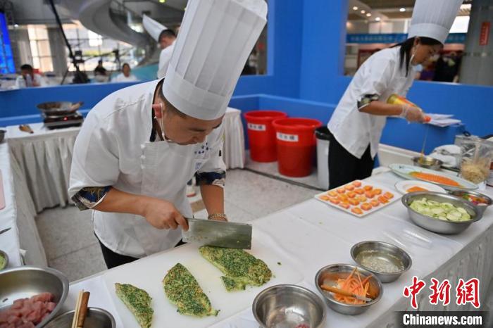 吉林长春：大厨同台竞技养老膳食烹饪