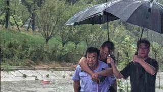 成武民警救助雨中被困残疾人