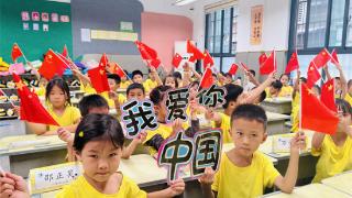 郑州市管城回族区东三马路小学全体师生欢庆祖国74岁华诞