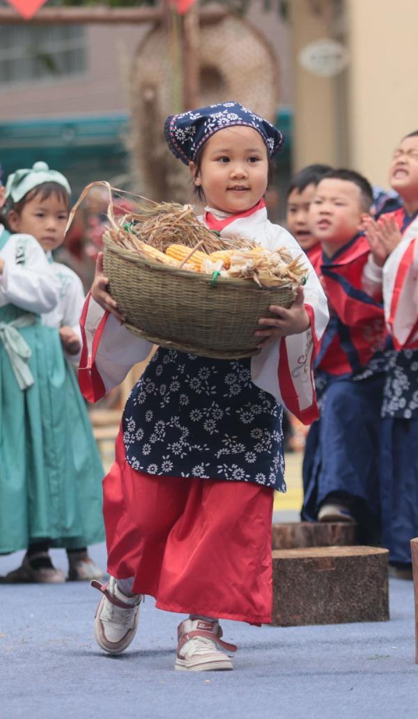 遂宁市大英县实验幼儿园的孩子参加丰收接力赛