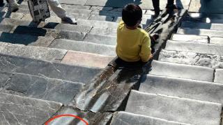 南京一国保门口石梯坡道现两道沟痕凹槽，景区回应：孩子们用屁股磨了一百多年