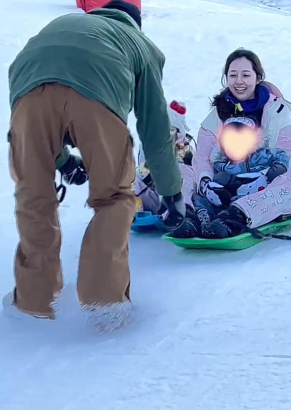 郭碧婷向佐法国滑雪，俩娃罕露正脸，女儿穿汉服