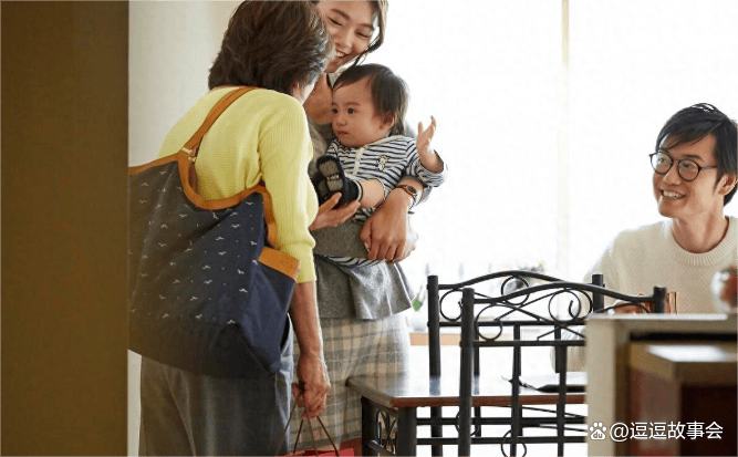 妻子独自外出打工，发现丈夫喊陌生女子去家里，顿时觉得心寒