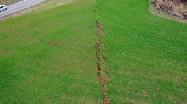 无人机俯瞰土耳其震后地表：大片山坡开裂成锯齿状 公路堆满碎石