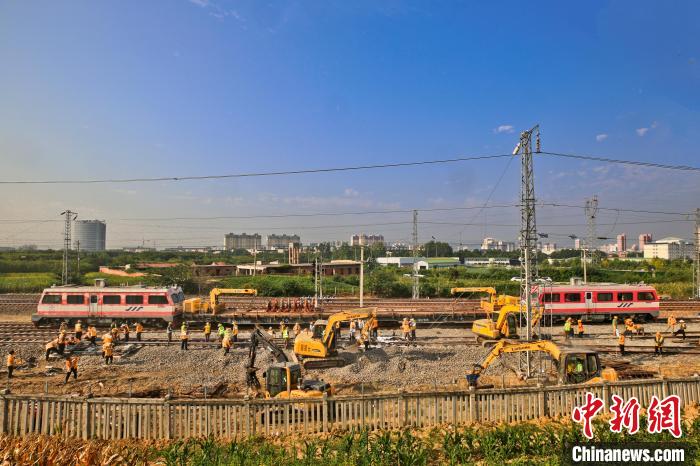 河南南阳：逾百名铁路工人为线路咽喉“做手术”