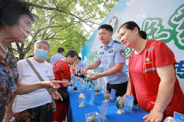 禁毒宣传有声有色，蔡甸民警走上街头教市民识毒拒毒