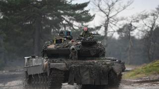 乌国防部长感谢德国同行捐赠的“豹”2玩具坦克