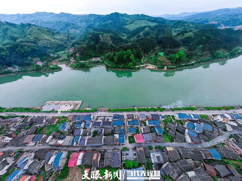 锦屏茅坪：水色映山青