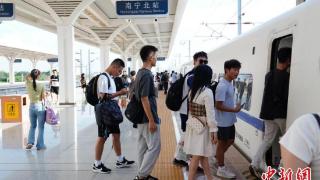 贵南高铁开通“满月” 国铁南宁局累计发送旅客39.5万人次