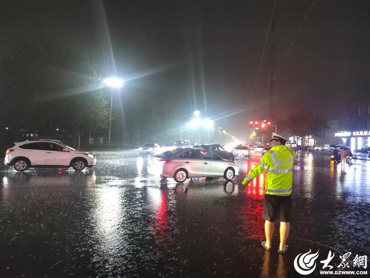 潍坊大雨中的坚守，是温暖更是心安