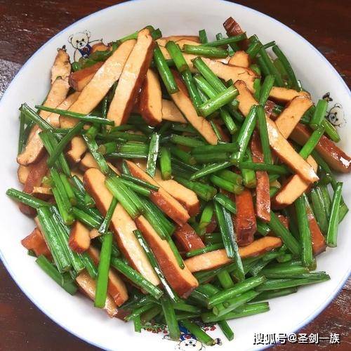 精选美食推荐：家常红烧豆腐， 韭菜炒香干，清蒸鲈鱼的做法