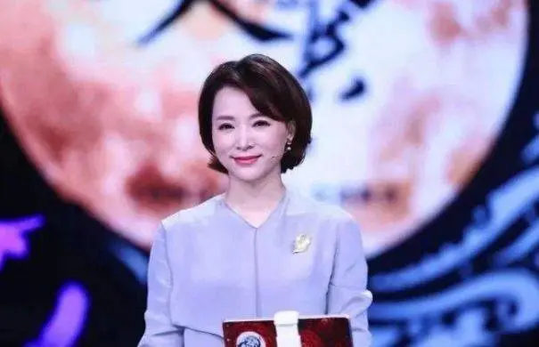 与董卿相恋6年，颜值秒杀撒贝宁，如今娶小20岁妻子幸福！