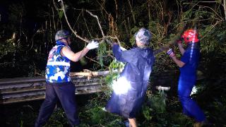 3岁娃出血急需就医！海口雨夜中，他们紧急“开路”