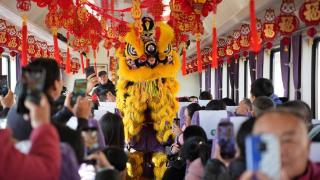 非遗添彩 “慢火车”上年味浓