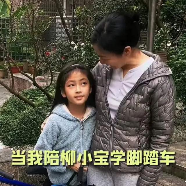 阿雅带女儿学骑车！8岁柳小宝越长越漂亮，网友盛赞强过小S女儿