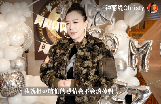 钟丽缇女儿带新男友回国，母女机场相拥大哭，张伦硕送贵重见面礼