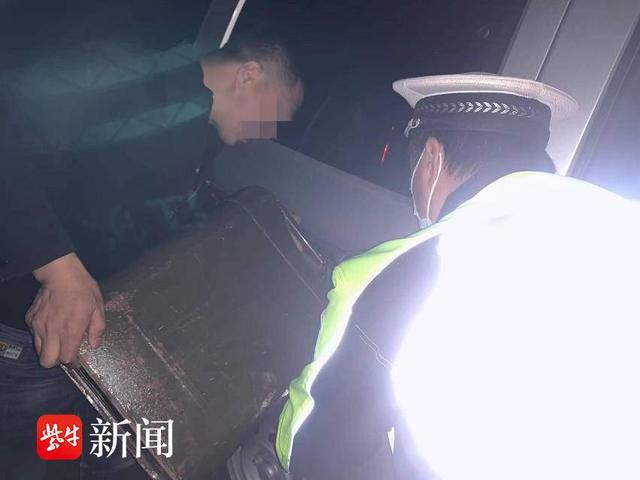 驾驶员违停停在应急车道上，民辅警帮忙加油