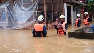 缅甸孟邦比林镇遭遇洪涝灾害，近600名村民紧急转移