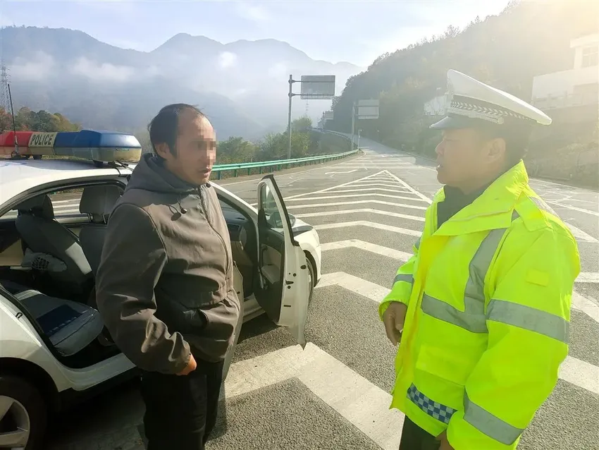 外地男子步行在高速路上，襄阳保康交警及时救援排险！