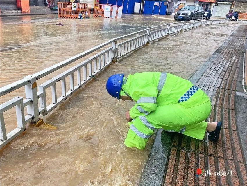 湛江交警雨中逆水而行，全力守护群众出行平安