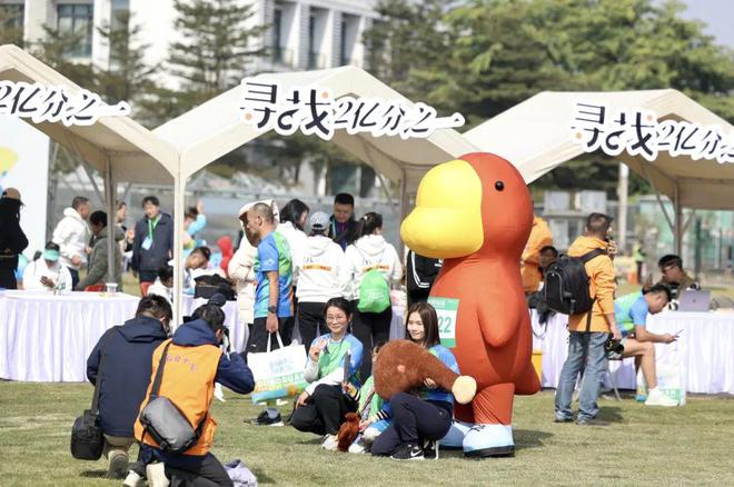 一座城市，两场马拉松！2万多人的奔跑，全城守护!