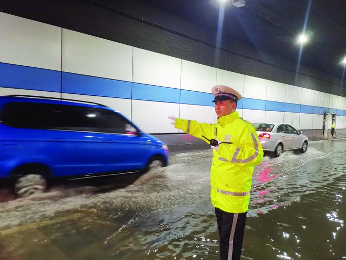 南京多处路段积水严重 部分路段警方管控分流