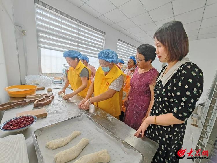 青岛西海岸新区党建引领“巾帼助力基层治理”工作推进会在张家楼街道召开