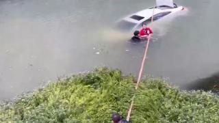 女子驾车不慎坠入河中寨乐中学教师联手救人