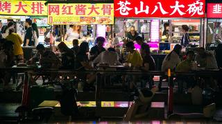 临沂：市民夜市享特色美食