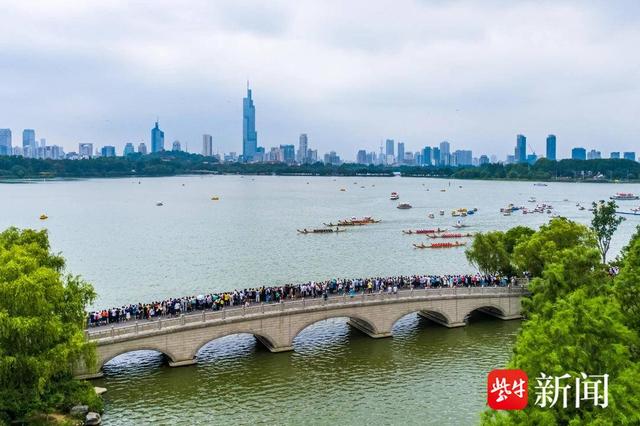 南京玄武湖百舸争流，百舸争流