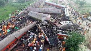 直击｜印度三辆列车相撞：至少288人死亡、约900人受伤