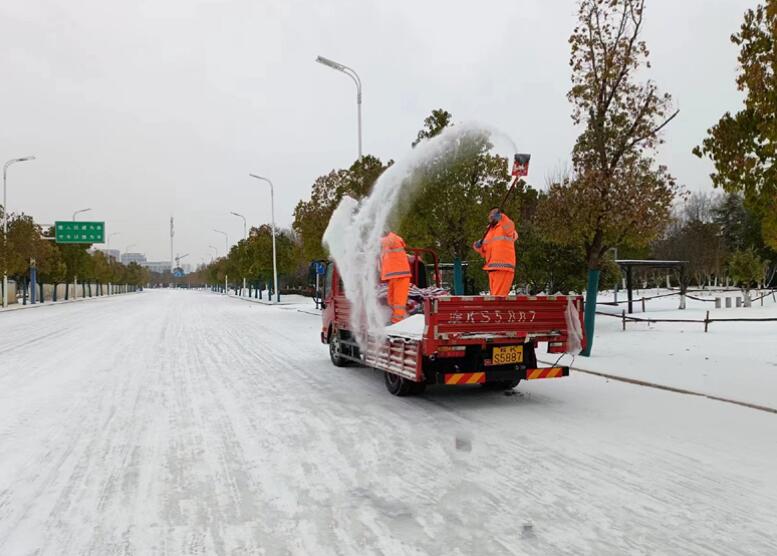 阜阳市颍东区：破冰除雪 全力以赴保畅通