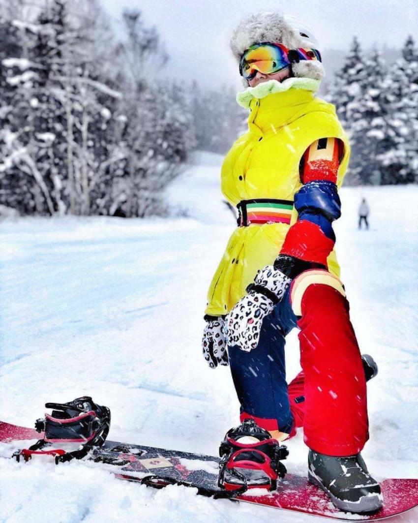 美丽“冻”人！香港知名女星滑雪晒小背心美照