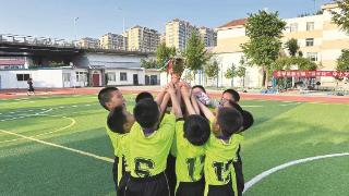 万华小学获得一项足球赛冠军