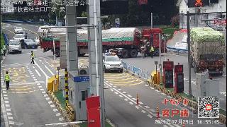 大货车“抛锚”，十堰西收费站收费员助其“脱困”