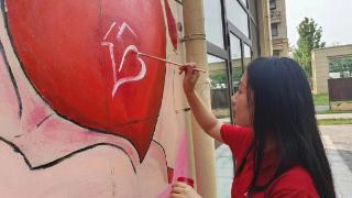 玺城项目部携手大学生共创“社区美化”彩绘活动