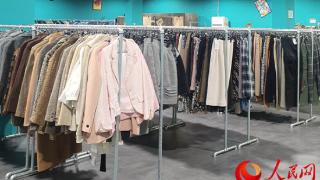 韩国多家商店服装按斤卖 高物价时代“称重卖场”兴起