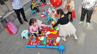 跳蚤市场萌娃化身“小老板” 爱心义卖情暖敬老院