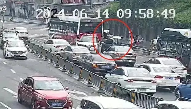 无证驾驶撞了就跑？成都交警：没门儿