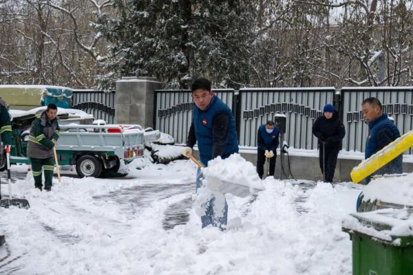 西城区积极开展冬季扫雪铲冰工作