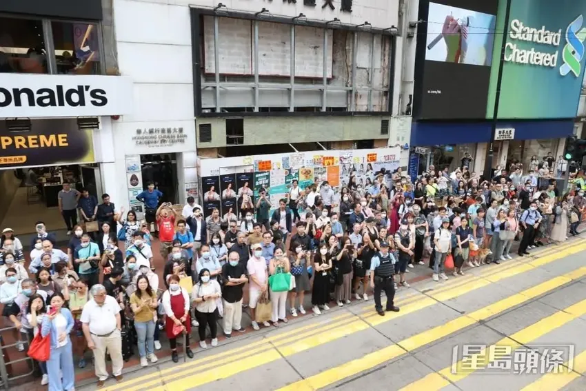 香港顶流姜涛生日排面震撼！过万粉丝集结铜锣湾，警察维持秩序