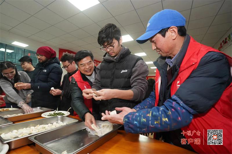 喝腊八粥、写对联、剪窗花……在堰留学生这样迎新年