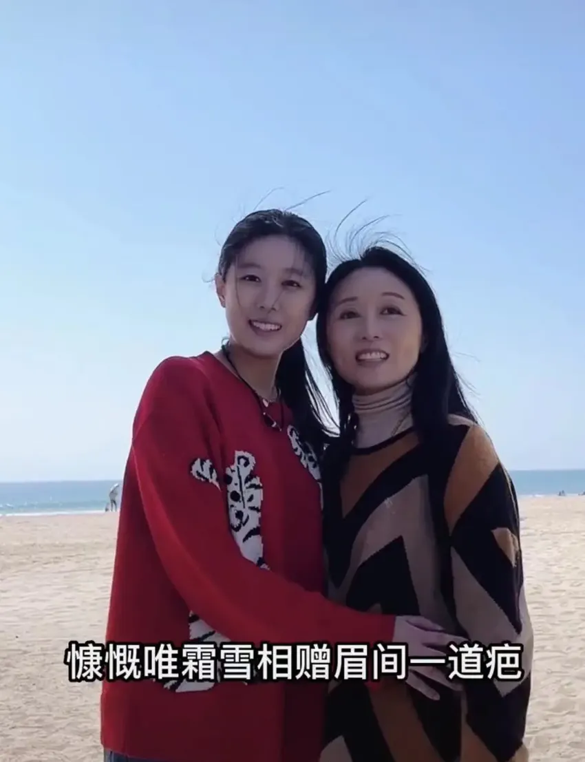 吴琼21岁养女罕露面！个高身材妖娆颜值五官随妈，感情好胜似亲生