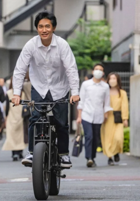 梁朝伟在日本过着闲云野鹤般的生活，没有助理也没有保镖