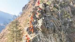 峭壁平均坡度达70°257名消防员全力扑救