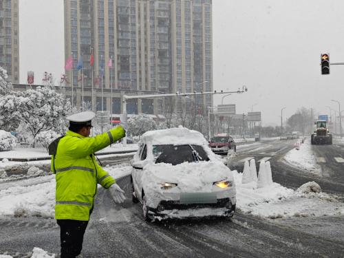 奋战风雪！湘潭公安交警全警上岗，护航寒冬平安路