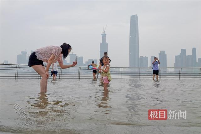 长江水位上涨，汉口江滩成“水上乐园”