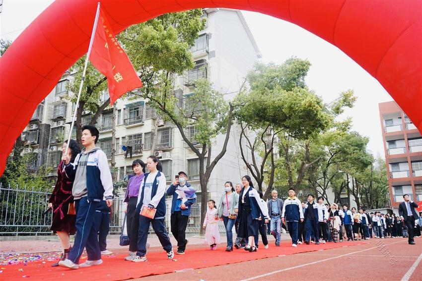 十八成年亦乘风！请收下这份又燃又暖的“成人礼”