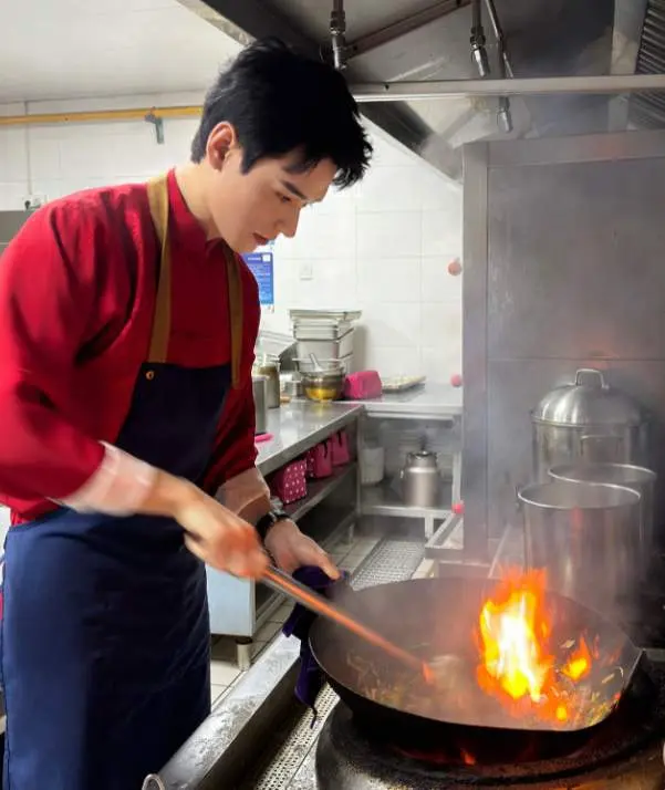 明星年夜饭来了！毛晓彤晒春晚特供，龚俊亲自下厨，大鹏包蛋饺