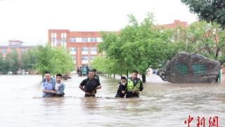突降暴雨致400余人被困 内蒙古警方紧急救援